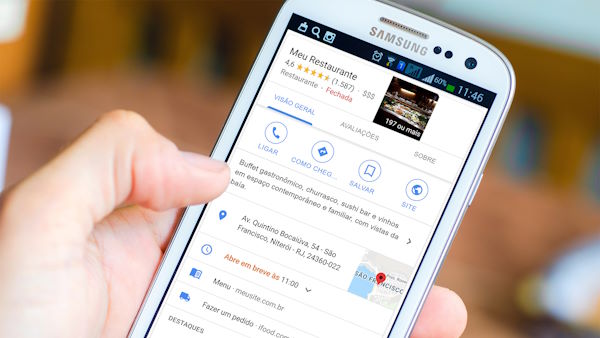 imagem mostra usuário com celular na mão buscando por restaurante no Google Meu Negócio