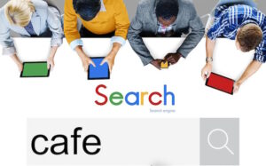 Imagem mostra profissionais de marketing buscando por café no Google, simulando uma estratégia de SEO para restaurantes
